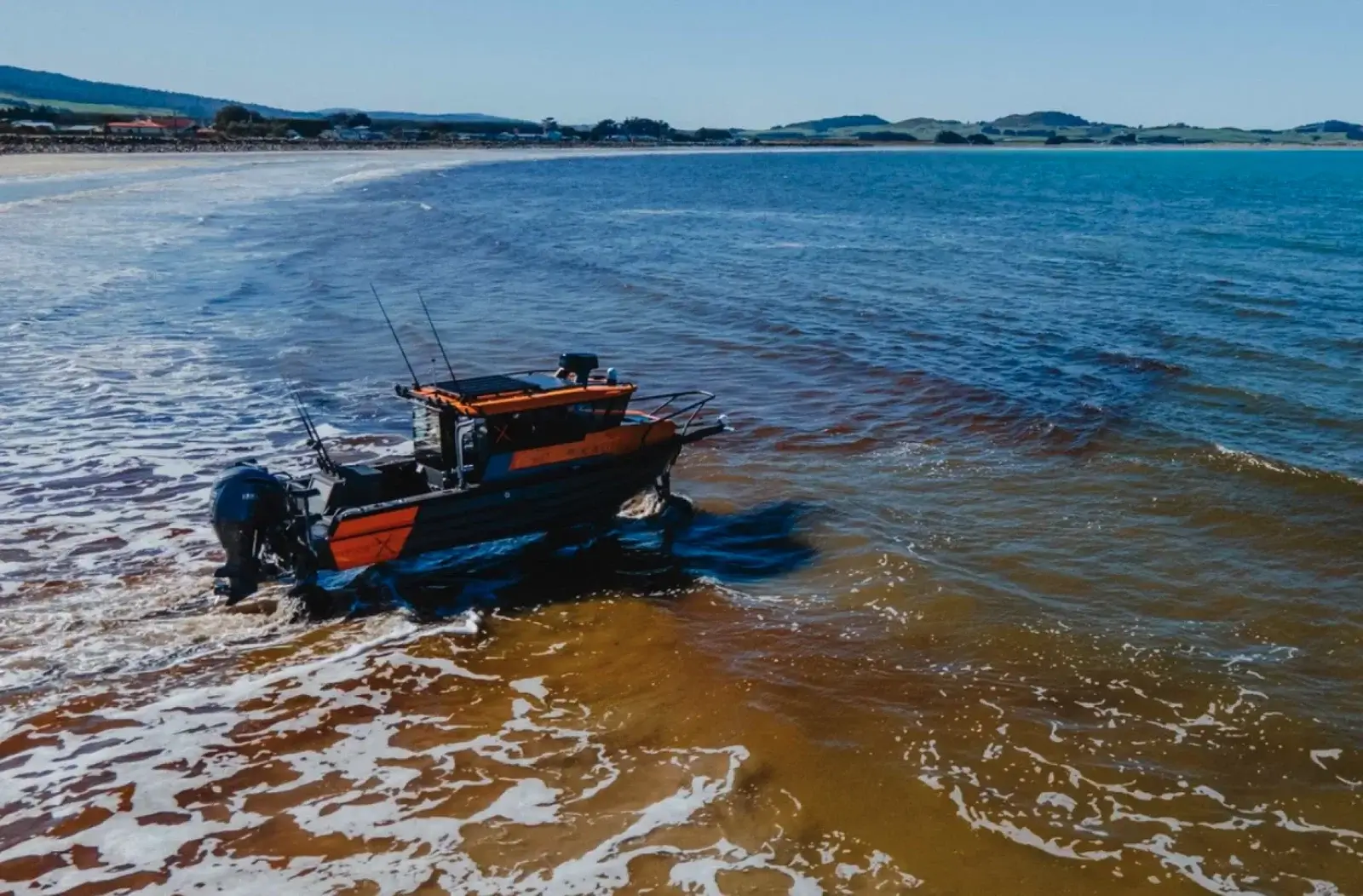 Новозеландский катер-амфибия превращается во внедорожный кемпер