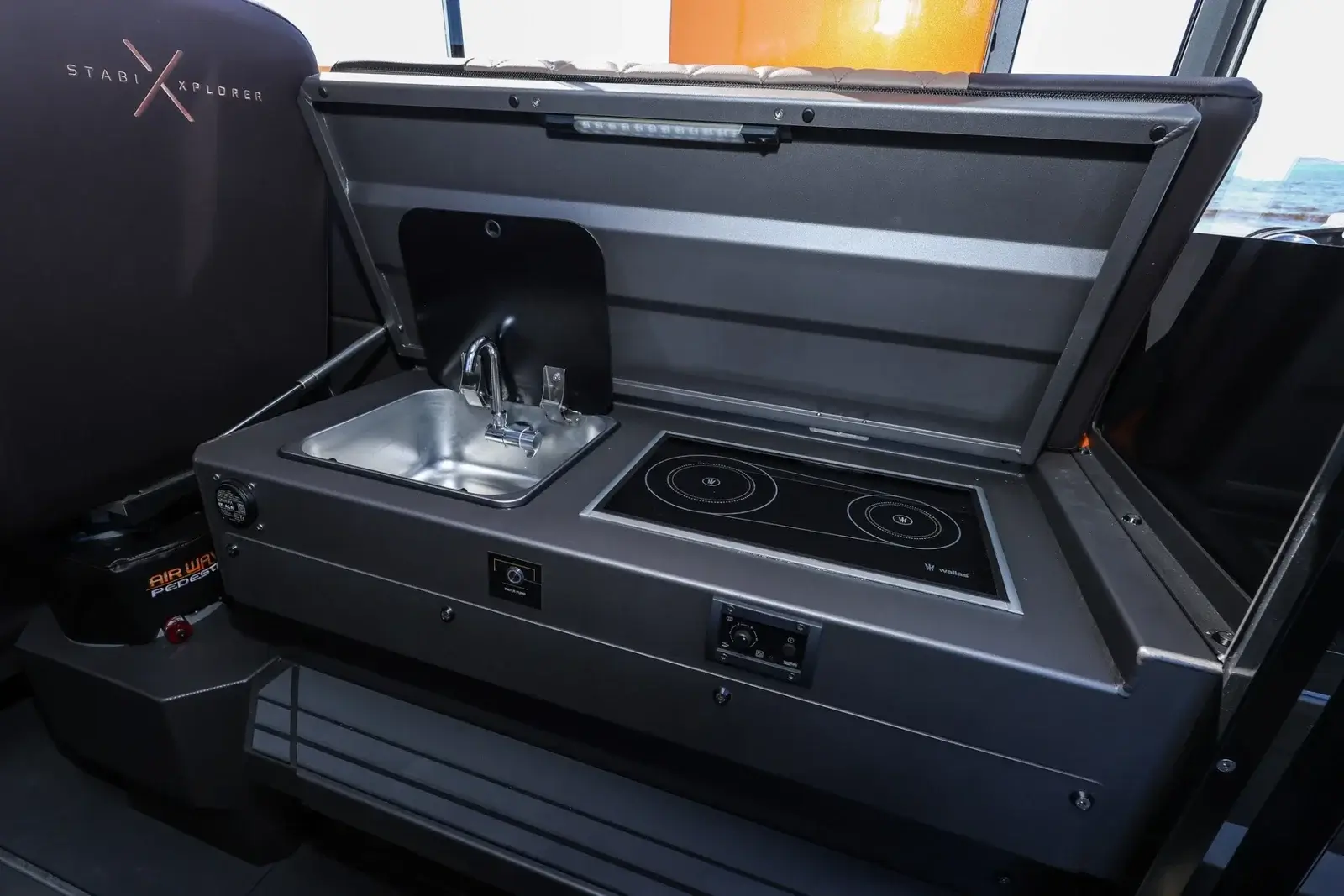 StabiX 250: Новозеландский катер-амфибия переходит во внедорожный кемпер