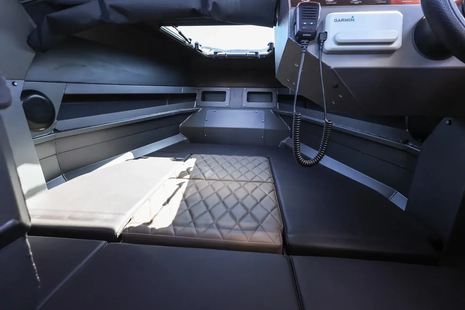 катер-амфибия превращается во внедорожный кемпер