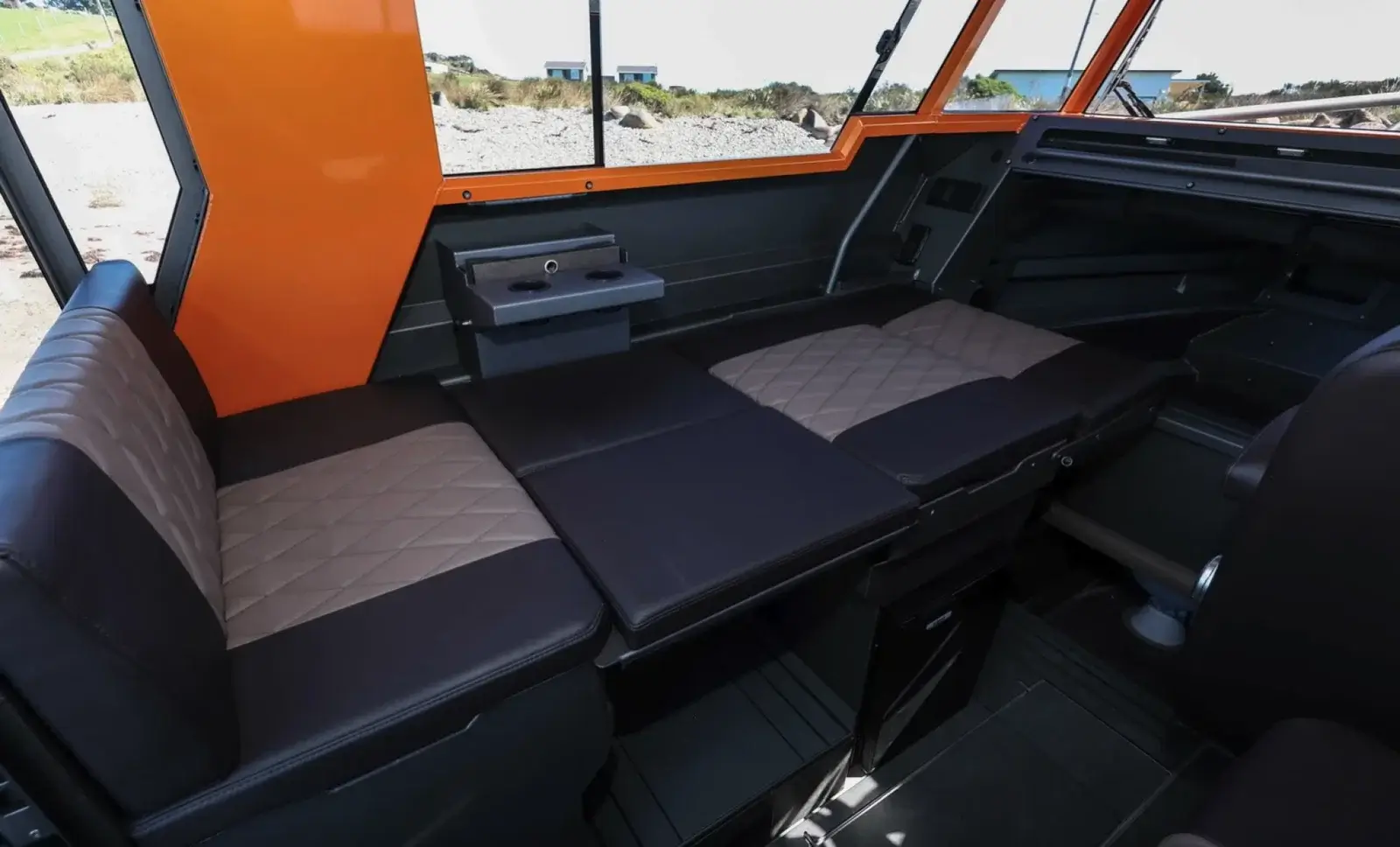 катер-амфибия превращается во внедорожный кемпер