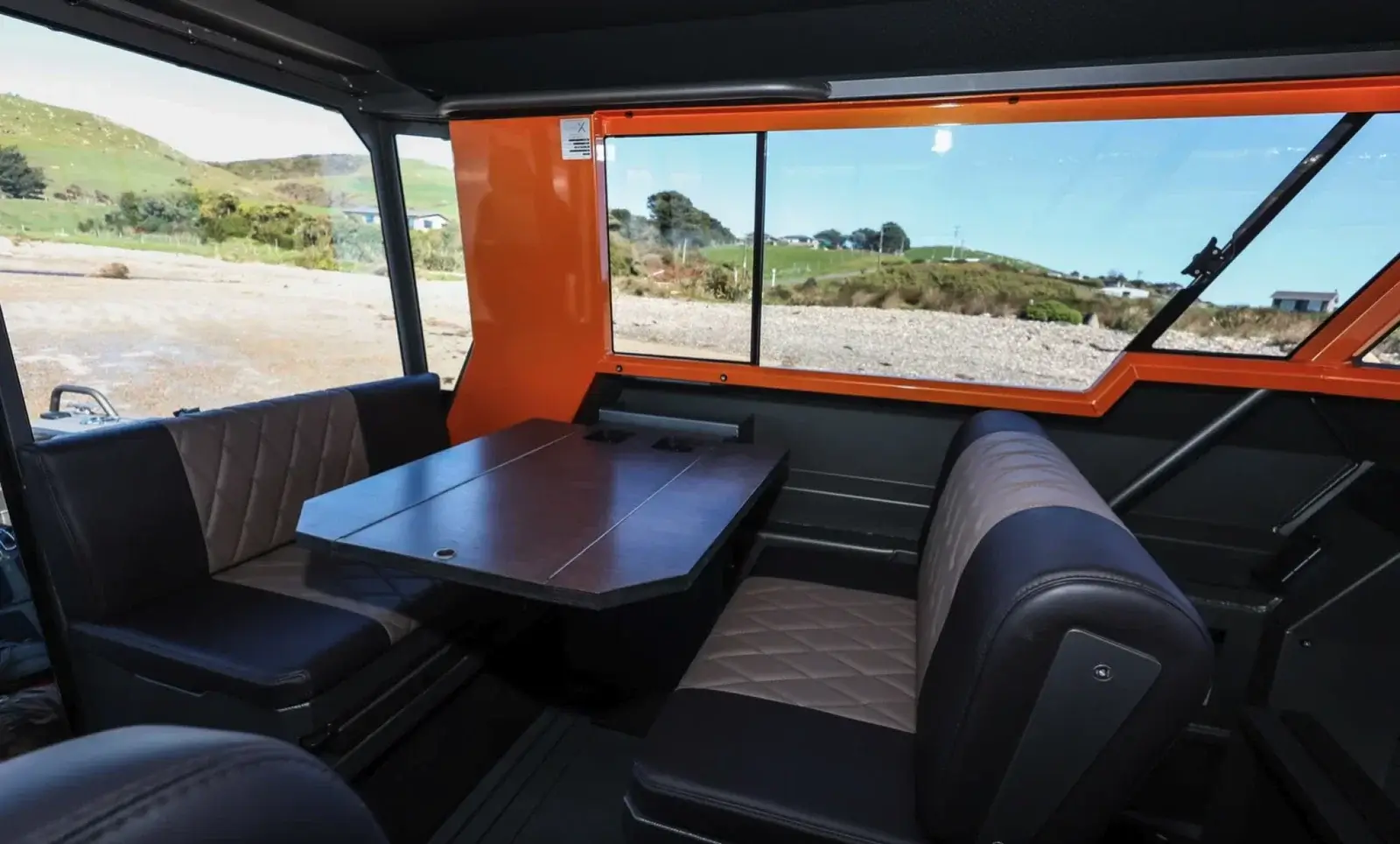 катер-амфибия превращается во внедорожный кемпер